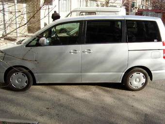 2003 Toyota Noah Photos