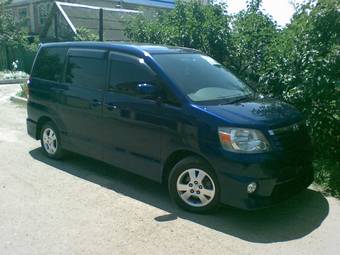 2003 Toyota Noah Pictures