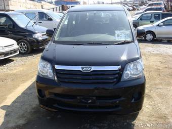 2003 Toyota Noah Photos