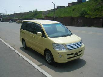 2003 Toyota Noah Photos