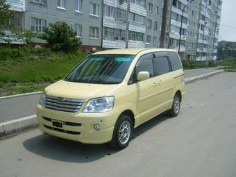 2003 Toyota Noah Pictures