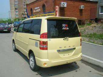 2003 Toyota Noah Photos