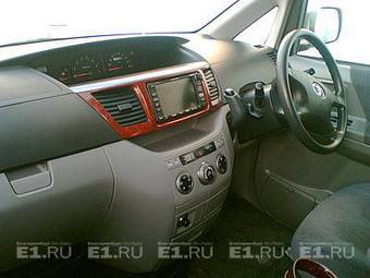2003 Toyota Noah Photos