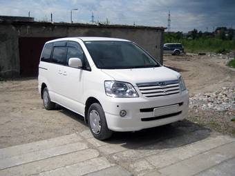 2003 Toyota Noah Pictures