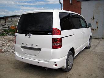 2003 Toyota Noah Photos