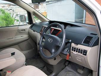 2003 Toyota Noah Pictures