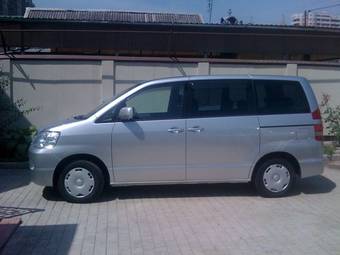 2003 Toyota Noah Pictures