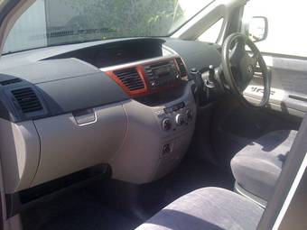 2003 Toyota Noah Photos