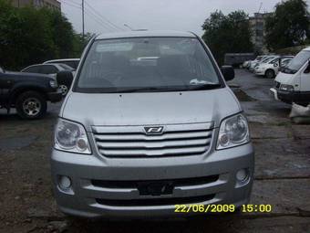 2003 Toyota Noah Photos