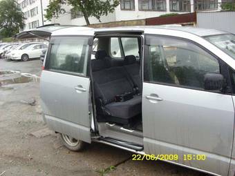 2003 Toyota Noah Photos