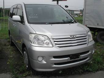 2003 Toyota Noah Images