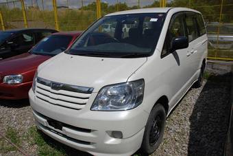 2003 Toyota Noah Photos