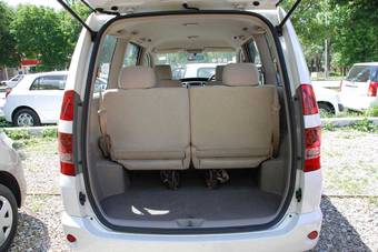 2003 Toyota Noah Photos