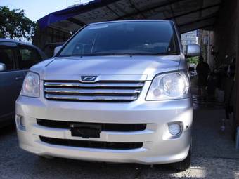 2003 Toyota Noah Photos