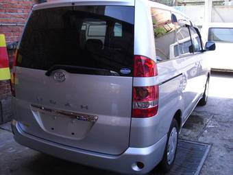 2003 Toyota Noah Photos