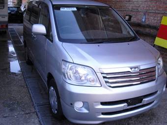 2003 Toyota Noah Pics