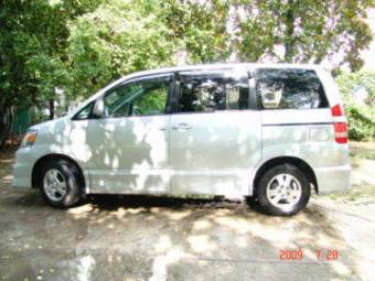 2003 Toyota Noah Photos