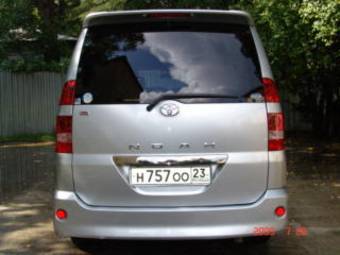 2003 Toyota Noah Photos