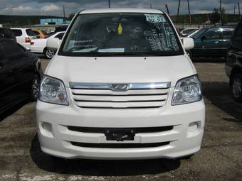 2003 Toyota Noah Photos