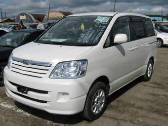 2003 Toyota Noah Photos