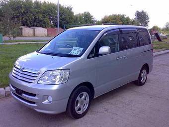 2003 Toyota Noah Images