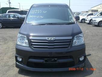 2003 Toyota Noah Photos