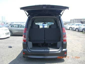 2003 Toyota Noah Images