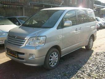 2003 Toyota Noah Pictures