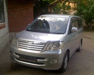 2003 Toyota Noah Pictures