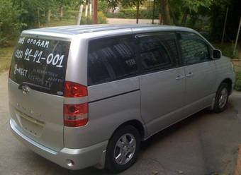 2003 Toyota Noah Photos