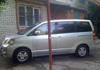 2003 Toyota Noah Photos