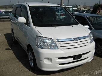 2003 Toyota Noah Photos