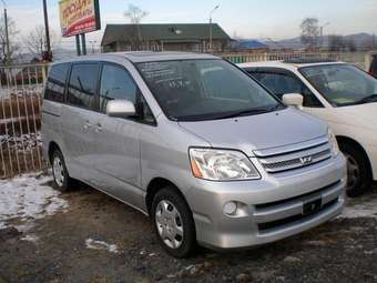 2004 Toyota Noah