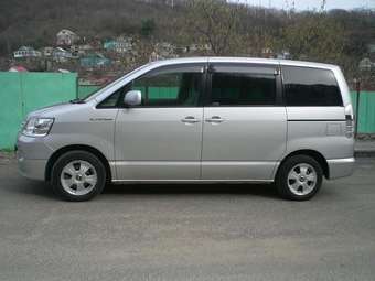 2004 Toyota Noah