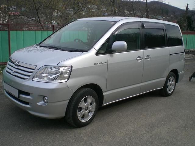 2004 Toyota Noah