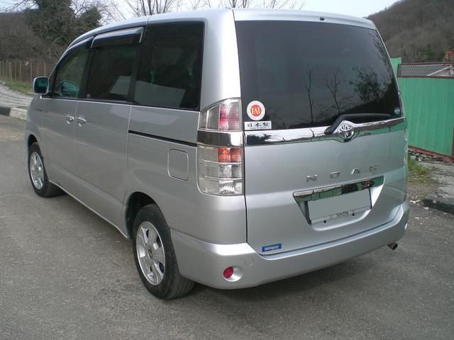 2004 Toyota Noah
