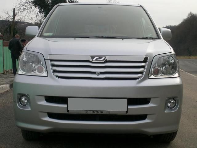 2004 Toyota Noah
