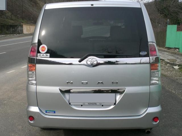 2004 Toyota Noah
