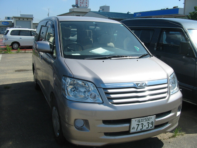 2004 Toyota Noah