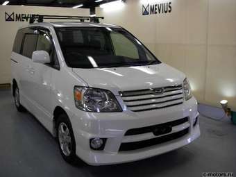 2004 Toyota Noah Pictures