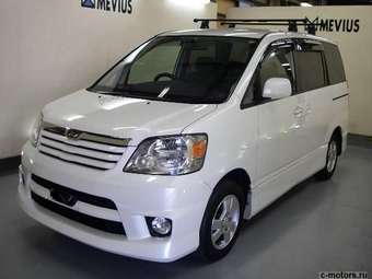 2004 Toyota Noah Photos