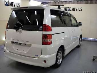 2004 Toyota Noah Pictures