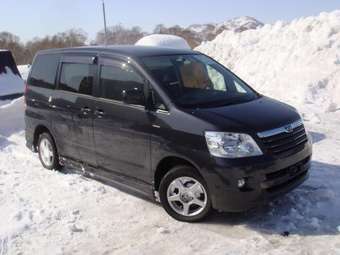 2004 Toyota Noah Images