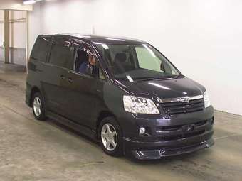 2004 Toyota Noah Pictures