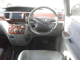 2004 Toyota Noah Photos