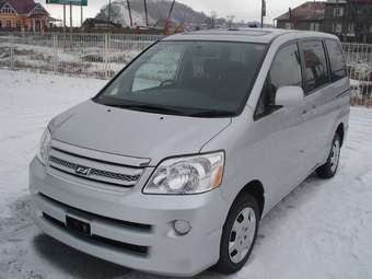 2004 Toyota Noah Photos