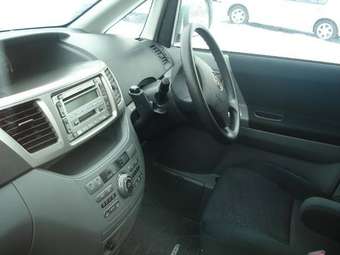 2004 Toyota Noah Pictures