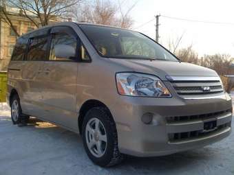 2004 Toyota Noah Photos