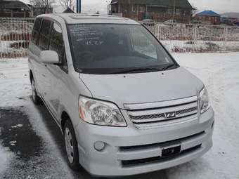 2004 Toyota Noah Pics