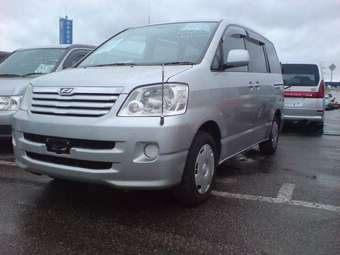 2004 Toyota Noah Pictures